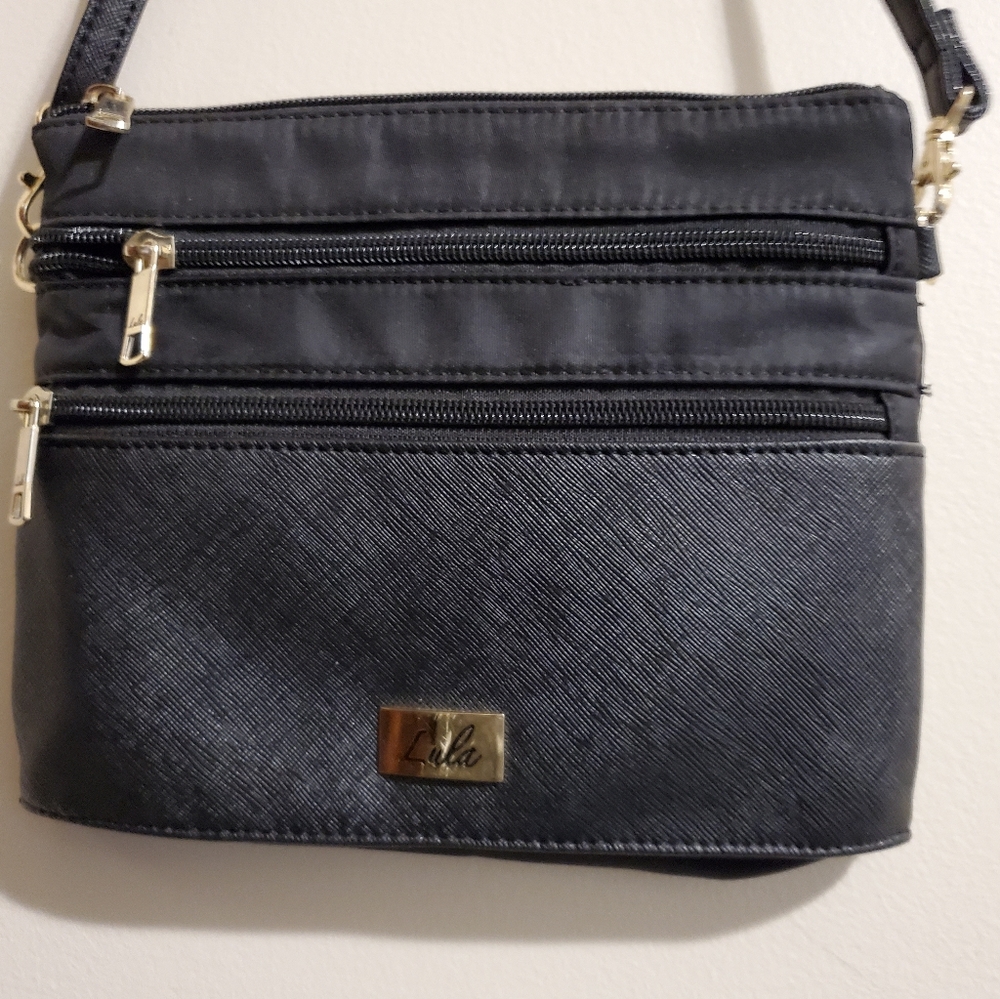𝐿𝑢𝑙𝑎 crossbody bag